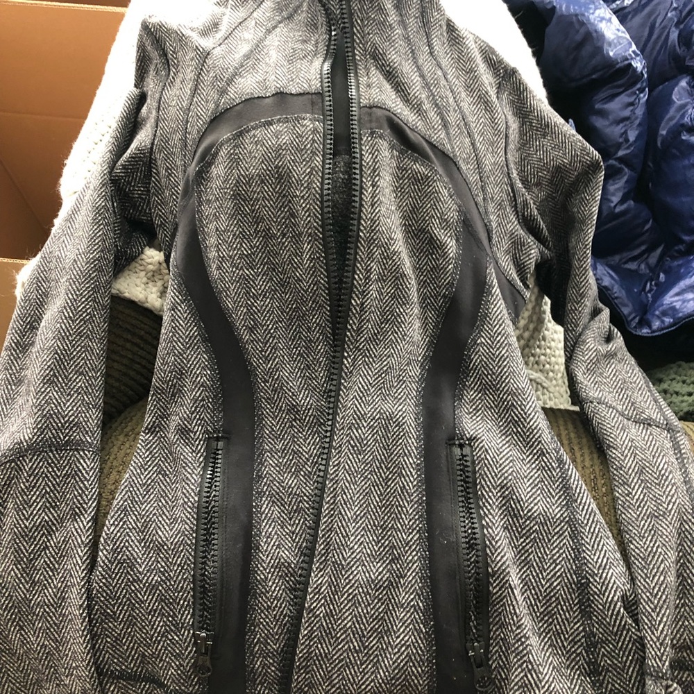 Lulu lemon black and grey chevron patterned zip